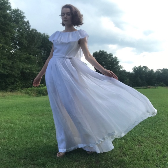 SOLD Dreamy 1970’s white dress with an open back - Picture 4 of 9